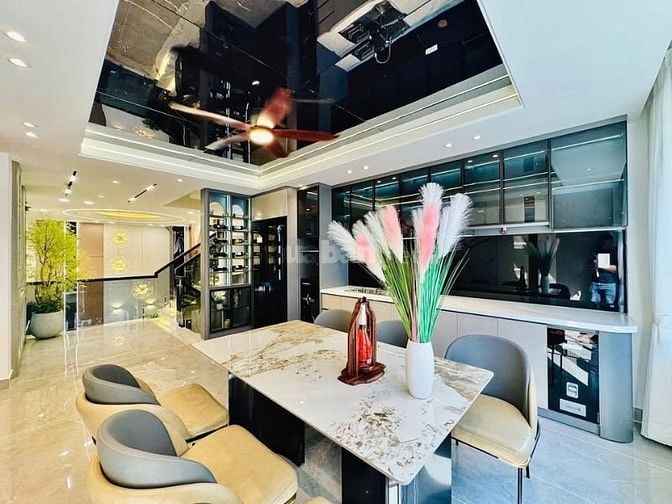 Đi nước ngoài định cư bán gấp nhà ở đường Ký Hoà, phường 11, quận 5, g