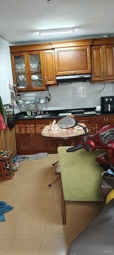 Cho thuê dài hạn nhà ở 3 tầng cũ 6 phòng: khách, bếp, 3phòng ngủ, 3 vs
