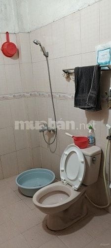 Cho thuê dài hạn nhà ở 3 tầng cũ 6 phòng: khách, bếp, 3phòng ngủ, 3 vs