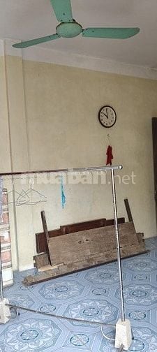 Cho thuê dài hạn nhà ở 3 tầng cũ 6 phòng: khách, bếp, 3phòng ngủ, 3 vs