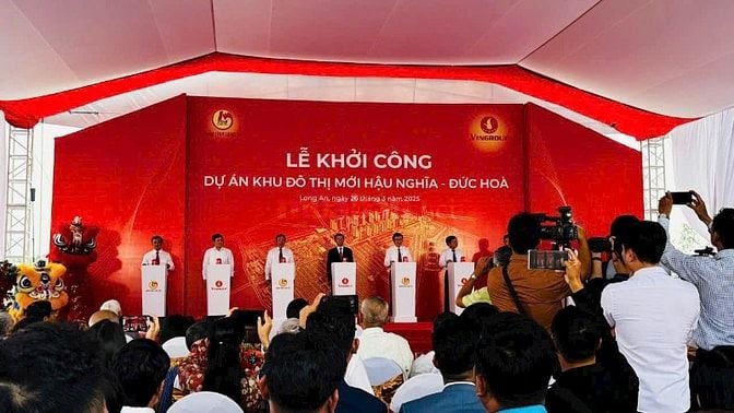 Đất thổ cư TT Hậu Nghĩa cách Vinhomes 50m mặt tiền đường lớn QL N2