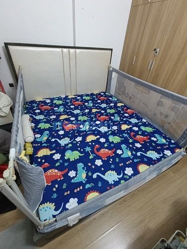 Bán giường gỗ tốt 1,8m x 2m, có đệm đầu giường