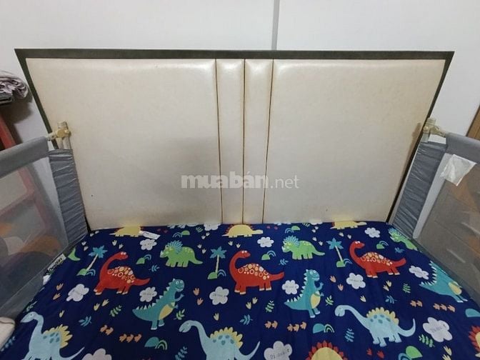 Bán giường gỗ tốt 1,8m x 2m, có đệm đầu giường