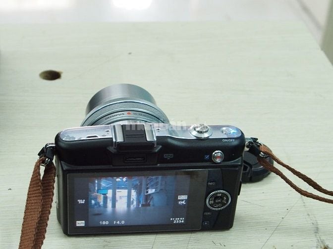 Máy ảnh OLYMPUS E-PM1 cũ, mất nắp pin, hoạt động tốt