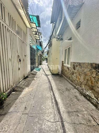 ĐƯỜNG 3/2 QUẬN 10 DT 40M2, HẺM XE HƠI CẠNH NHÀ, SỔ VUÔNG A4