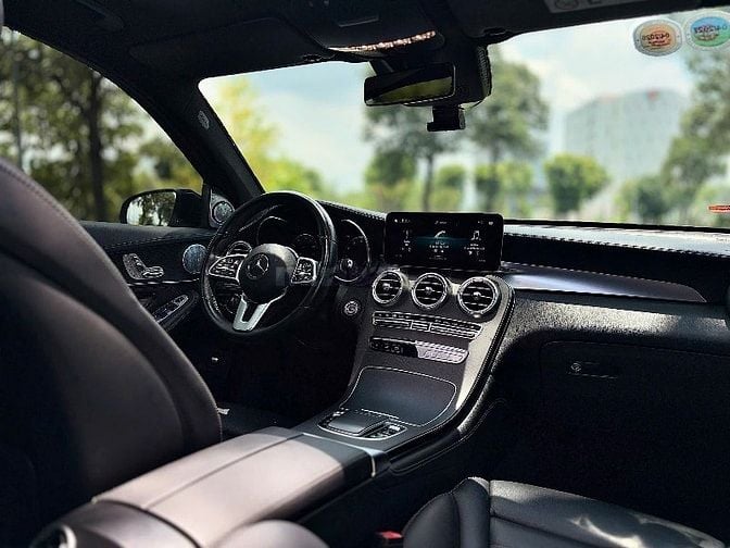 Mercedes Glc300 4 matic model 2021 màu Đen rất mới