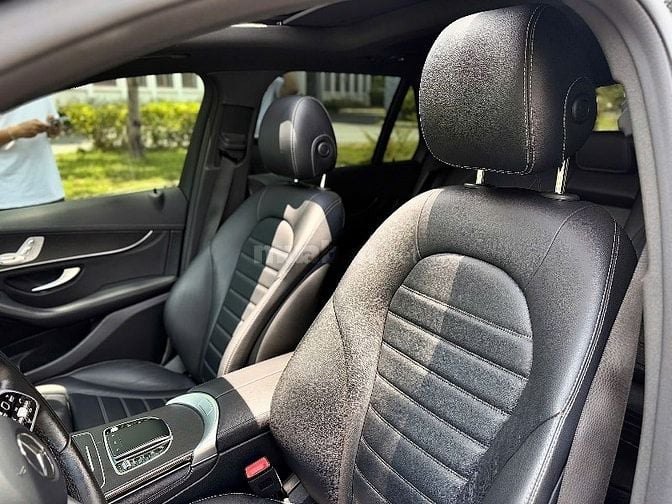 Mercedes Glc300 4 matic model 2021 màu Đen rất mới
