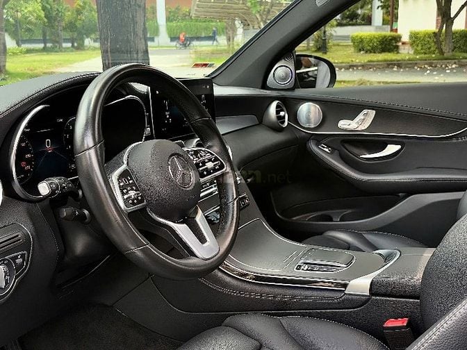 Mercedes Glc300 4 matic model 2021 màu Đen rất mới