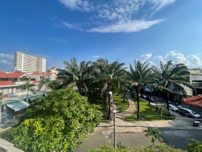 Biệt thự view công viên dt 215m2 xây 3 tấm khu Tên Lữa giá 26.8 tỷ
