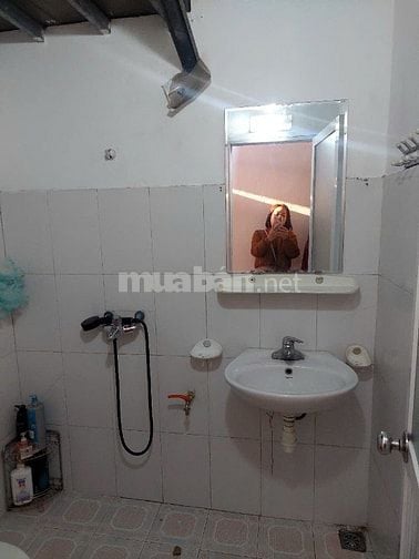 Cho thuê nhà ngõ 2 Lãng Yên, cuối đường Trần Khát Chân