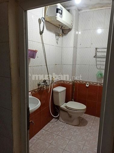 Cho thuê căn hộ tầng 3 phố Lò Đúc, Giá 6 triệu.