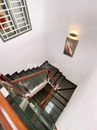 Đi nước ngoài định cư bán gấp nhà ở đường Nguyên Hồng, phường 1, quận 