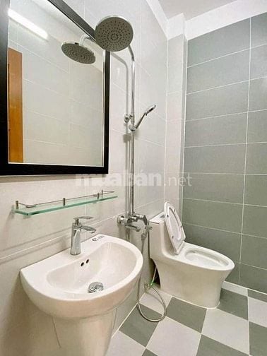 Đi nước ngoài định cư bán gấp nhà ở đường Nguyên Hồng, phường 1, quận 