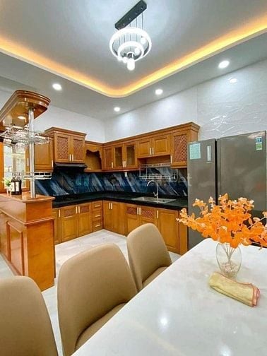 Đi nước ngoài định cư bán gấp nhà ở đường Nguyên Hồng, phường 1, quận 