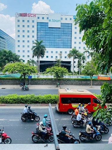 Cho Thuê Nhà Mặt Tiền 500 CỘNG HOÀ, 63m2(4.2x15), Ngay Toà Nhà E.Town