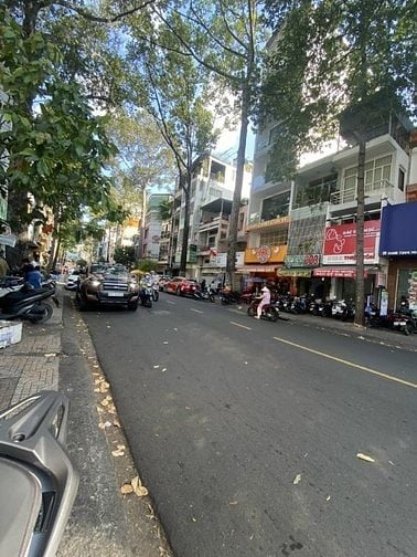 Bán nhà số 82 Trần Bình Trọng, P1. Q5, hai mặt tiền trước sau