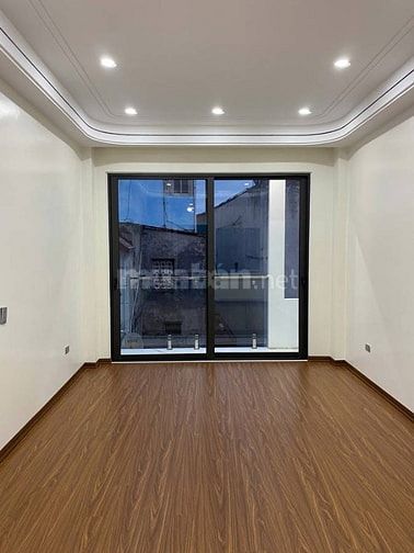 PHỐ NGUYỄN VĂN CỪ DT 44m²  MT: 3.5m, 6 Tầng , 9.6 Tỷ THANG MÁY .