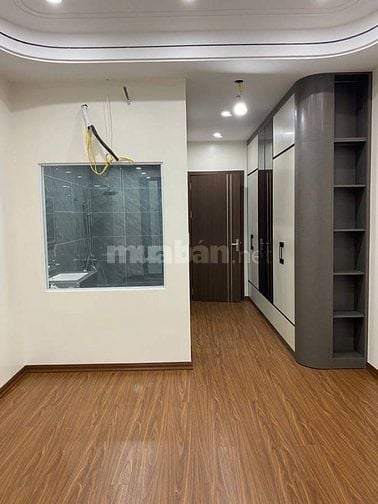 PHỐ NGUYỄN VĂN CỪ DT 44m²  MT: 3.5m, 6 Tầng , 9.6 Tỷ THANG MÁY .