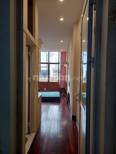 Cho thuê căn studio tầng 4, DT 30m2 ngõ 2A Văn Cao, Ba Đình 