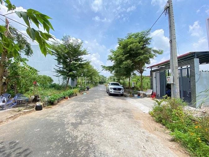 Bán Nhà diện tích lớn mặt tiền đường khu dân cư