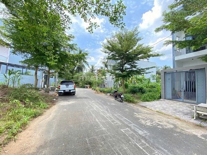 Bán Nhà diện tích lớn mặt tiền đường khu dân cư