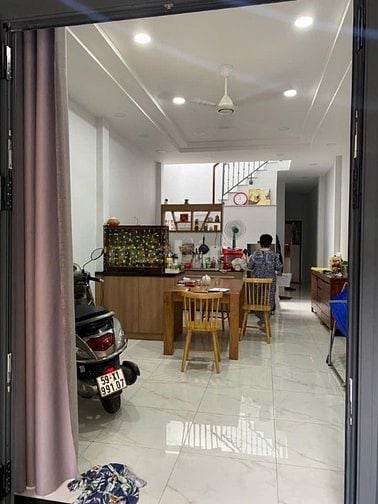 Nhà Đẹp Ở Ngay, Cách MT Lê Văn Việt 100m, HXH, 3PN, DT 4x15m,nhỉnh 5tỷ