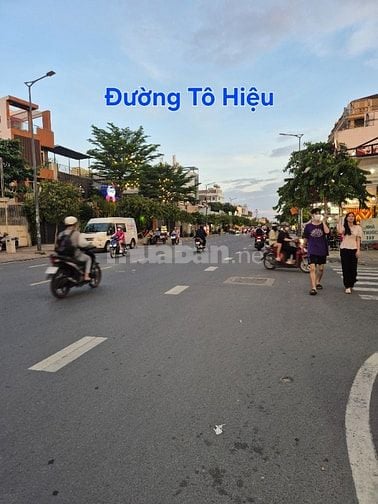 Nhà Tô Hiệu khu nhà lầu có công viên