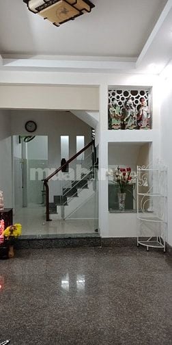 Phòng bancon  lầu 1 quận 3. full đồ ở liền.