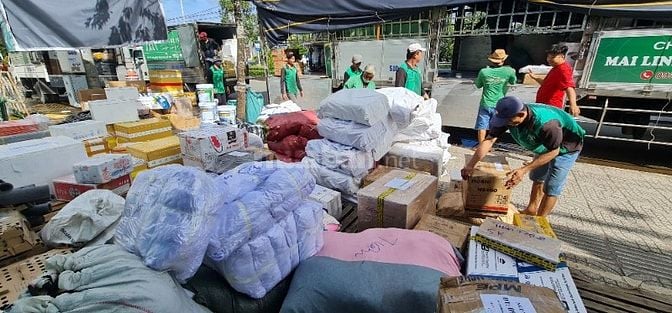 TUYỂN GẤP BỐC VÁC HÀNG HÓA LÊN XE