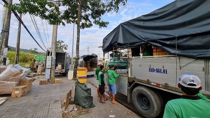 TUYỂN GẤP BỐC VÁC HÀNG HÓA LÊN XE