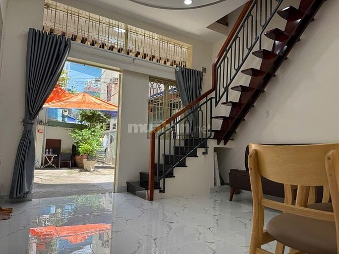 Nhà Bán nở hậu nội thất đấy đủ