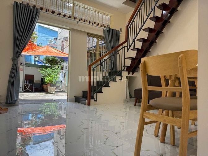 Nhà Bán nở hậu nội thất đấy đủ