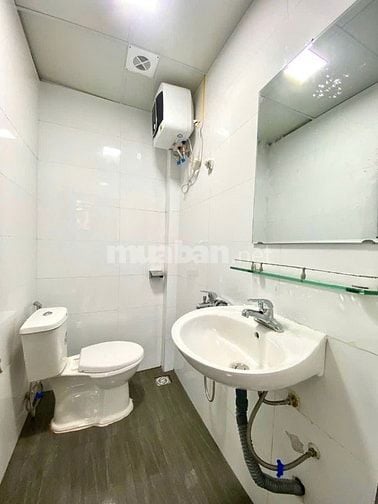Phòng có ban công, Cầu Giấy, đủ đồ, 2,4tr