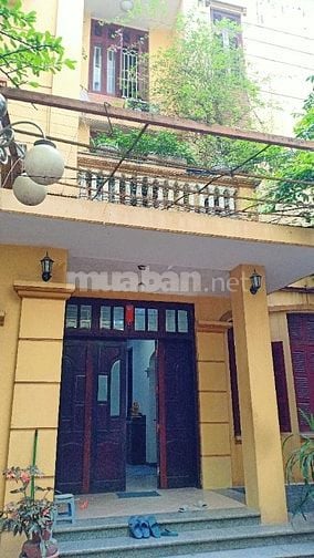 Bán biệt thự gần Hồ Tây,khuôn viên rộng rãi, thoáng mát.