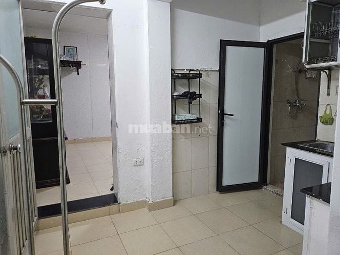 Cho thuê nhà tập thể phố Hào Nam, Đồng Đa 