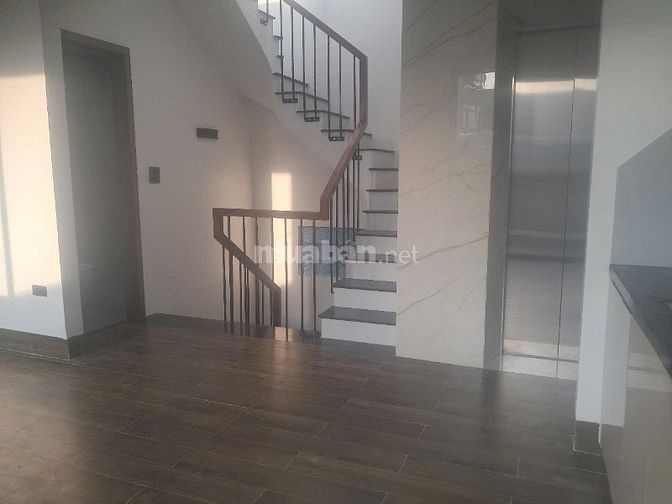 Bán nhà ngõ gần phố Văn Cao - Liễu Giai, Ba Đình, 5,5 tầng thang máy 