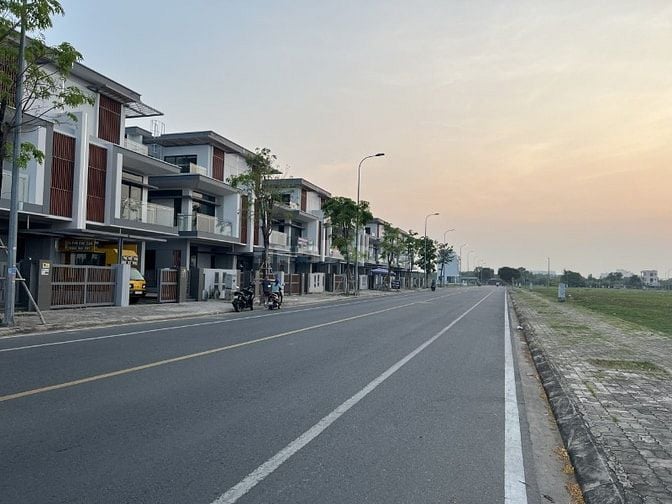 Cần bán đất nền mặt tiền đường, Quận 9 - Full thổ cư, giá 30 triệu/m2