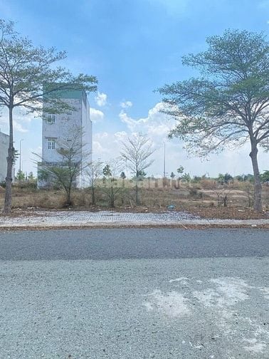 em cần bán lô đất 105m2, đường lớn 16m, sổ hồng riêng