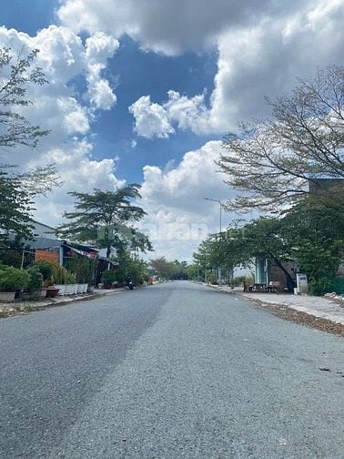 em cần bán lô đất 105m2, đường lớn 16m, sổ hồng riêng