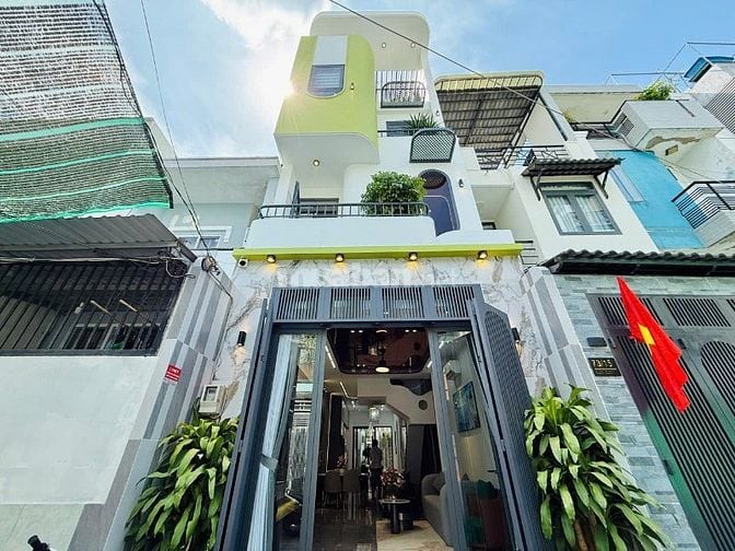 CHÍNH CHỦ BÁN NHÀ ĐẸP MỚI XÂY ĐÚC 3LẦU FULL NỘI THẤT CAO CẤP 