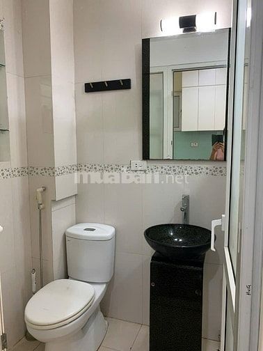 Cho thuê nhà số 100 phố Lò Đúc, giữa trung tâm thành phố, tầng 3, 23m2