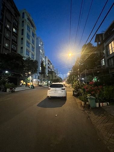 Bán Toà Nhà Mặt Tiền Trung Tâm Q7 - Dòng Tiền Tốt