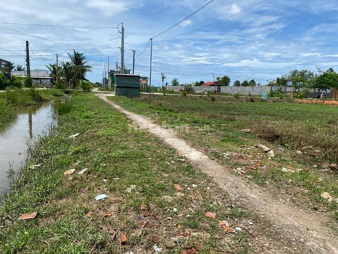 Đất thổ cư gần UB Hàm Liêm, ngang 8m, mặt tiền kênh mát mẻ, đường ô tô