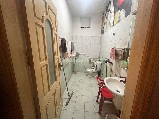 Chủ gửi bán. Nhà dân xây. 110m2. 4 tầng. 8m mặt tiền. Ô tô đỗ cổng