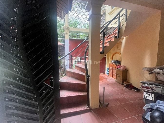 Chủ gửi bán. Nhà dân xây. 110m2. 4 tầng. 8m mặt tiền. Ô tô đỗ cổng