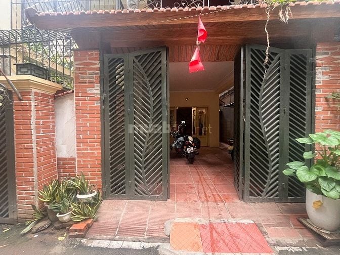 Chủ gửi bán. Nhà dân xây. 110m2. 4 tầng. 8m mặt tiền. Ô tô đỗ cổng
