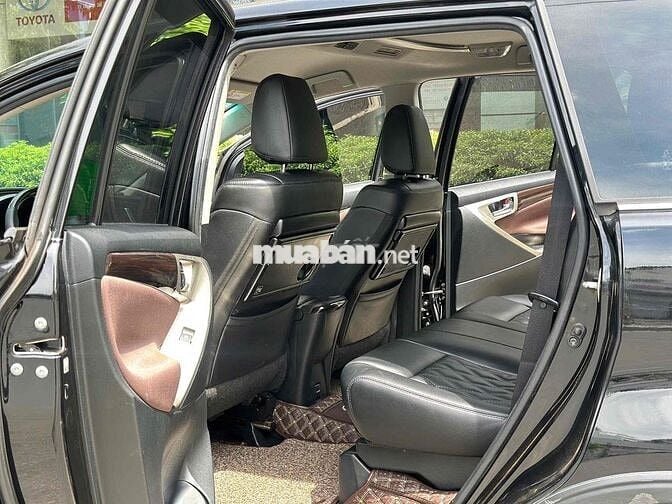 Innova Venturer 2022 màu Đen - Giá Còn Giảm