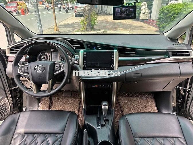 Innova Venturer 2022 màu Đen - Giá Còn Giảm