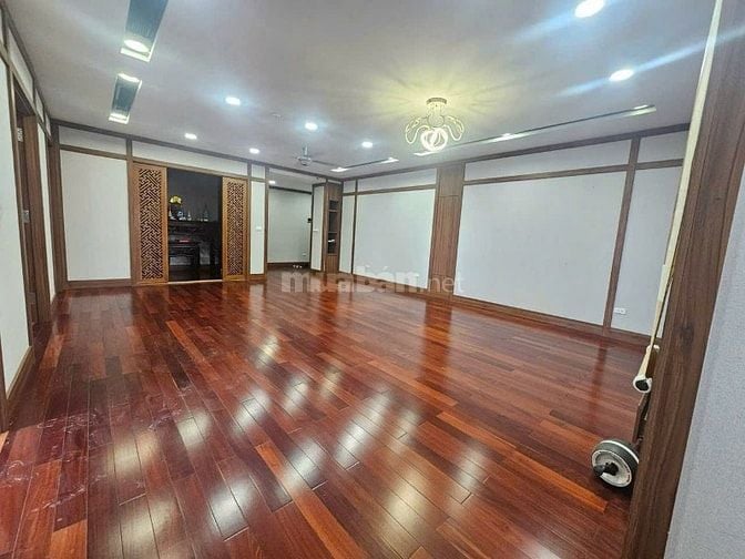 Bán Nhà 5 Tầng Giảng võ 80m mt 8 m oto sân rộng 28 tỷ.