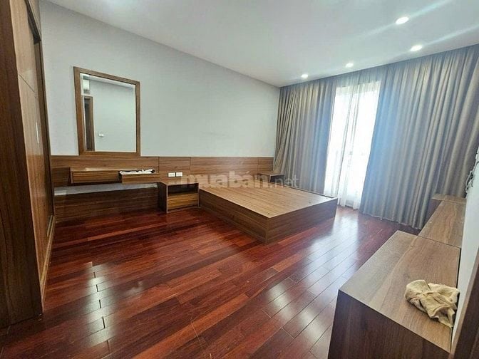 Bán Nhà 5 Tầng Giảng võ 80m mt 8 m oto sân rộng 28 tỷ.